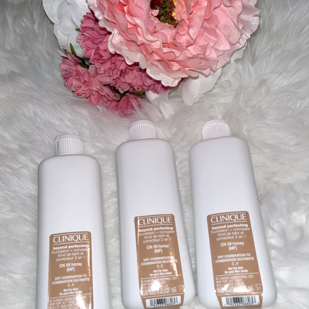 • Clinique Beyond Perfecting Foundation + Concealer CN 58 Honey